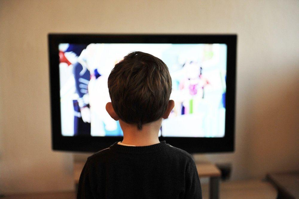 دراسة: مشاهدة التلفزيون أثناء تناول الطعام تؤثر سلبا على القدرات اللغوية للأطفال
