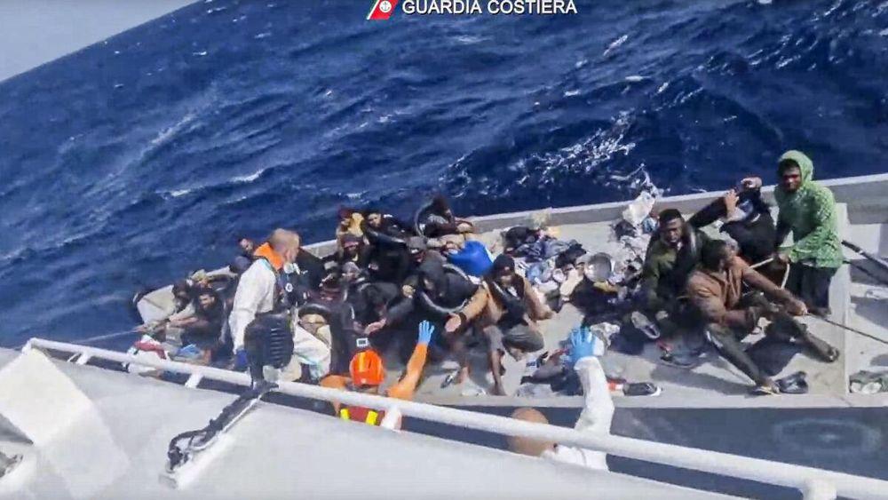 خفر السواحل الإيطالي ينقذ العشرات من المهاجرين وينتشل 9 جثث من بينها جثة طفلة رضيعة

