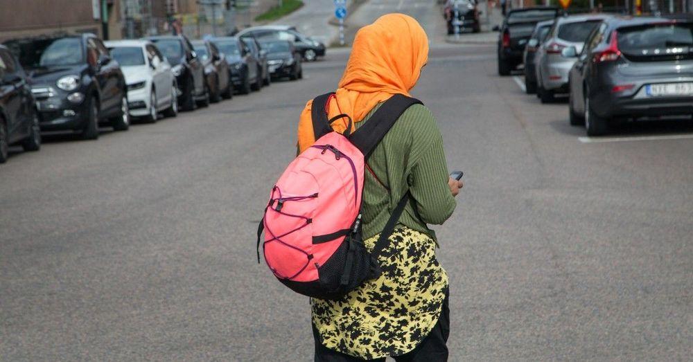 فتاة تتحجب احتجاجًا على اقتراح فرض حظر الحجاب في سكوروب