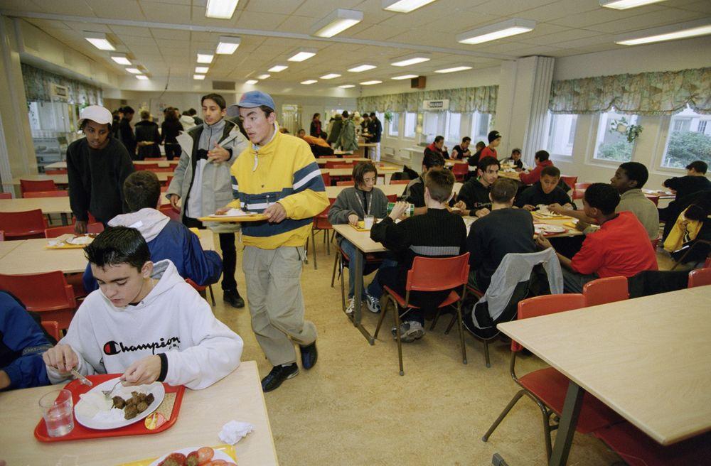 هل سيجبر التلاميذ الصائمون في السويد على مشاهدة زملائهم يأكلون؟
