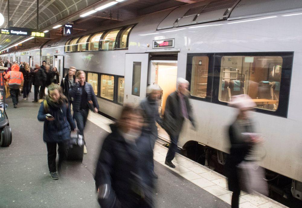 "لم نشهد له مثيلاً في السابق": لماذا يتعاظم الإقبال على القطارات في السويد؟
