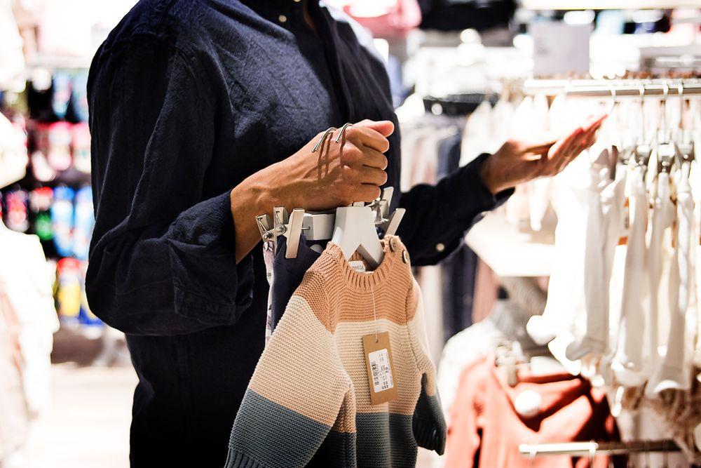 توقعات بارتفاع حاد بأسعار الملابس في السويد