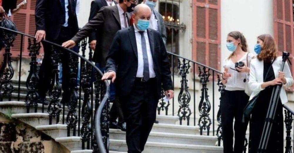 مسؤول لبناني يكتشف إصابته بكورونا خلال غداء مع وزير خارجية فرنسا