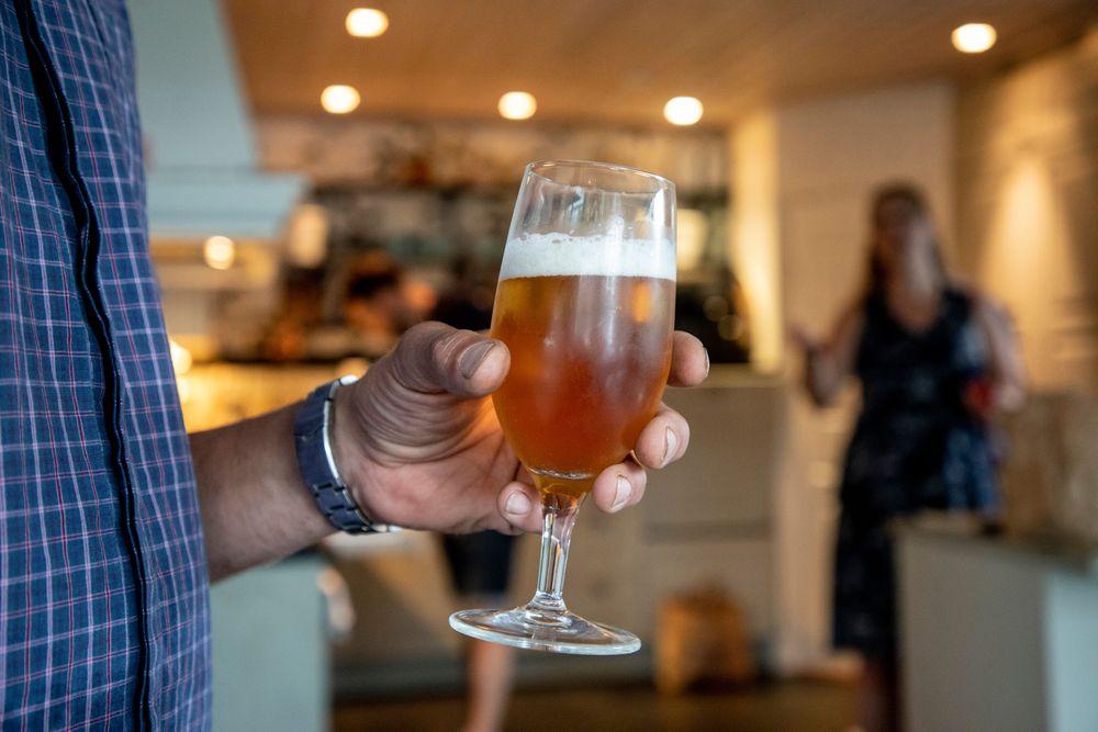 موظف مدرسة في السويد يقدم مشروبات كحولية للطلاب القصر
