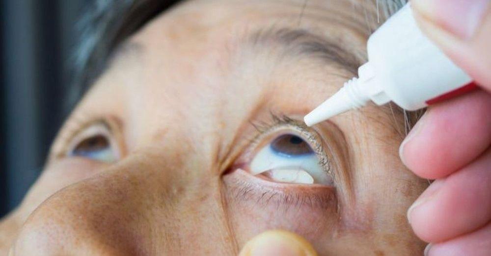 موظف رعاية يستخدم الصمغ بدل القطرة في عين أحد المرضى