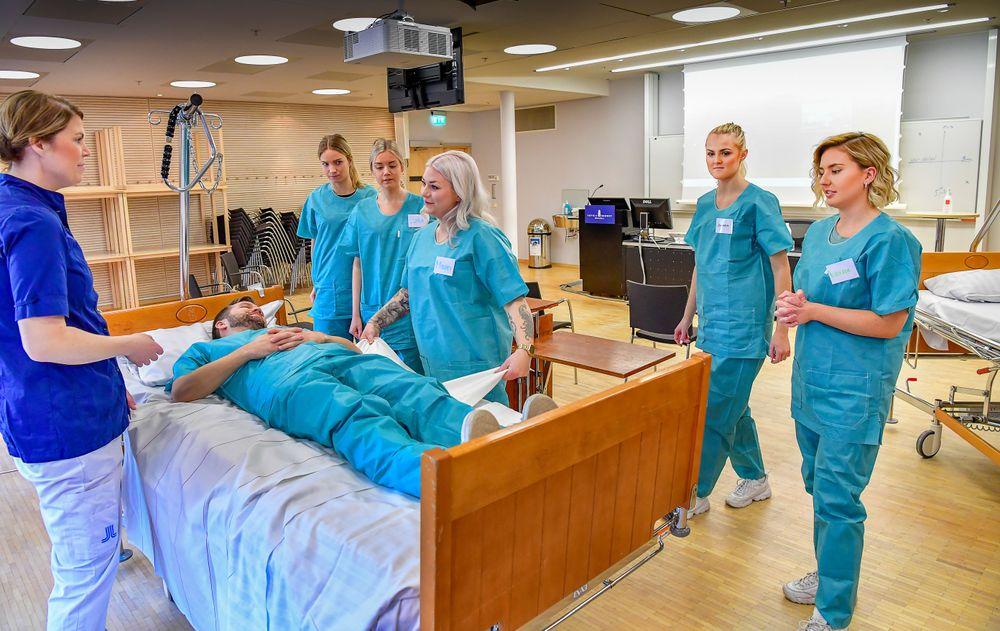 نقص موظفي الرعاية الصحية يؤخر تشخيص المرضى ويعرضهم للخطر في السويد
