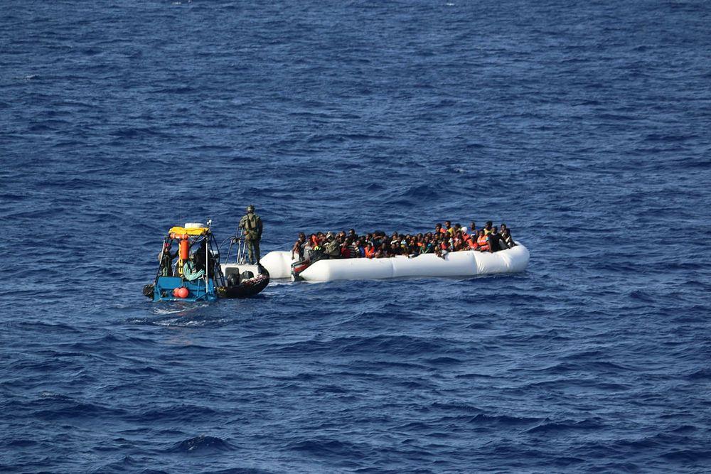 سبعون مهاجراً مهدّدون بالموت غرقاً في مياه المتوسط
