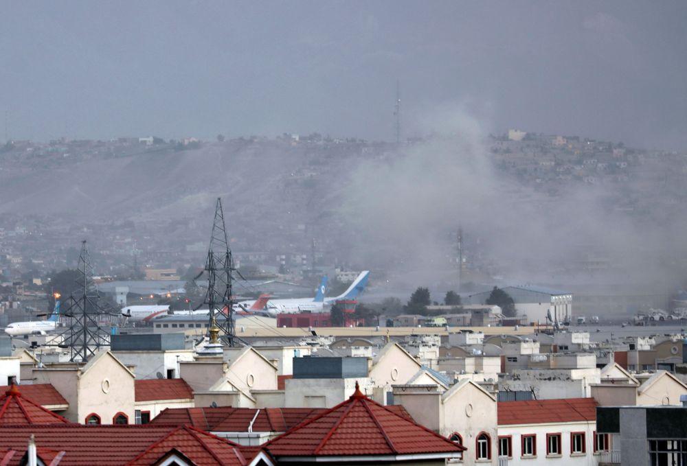  عشرات القتلى والجرحى في تفجيرين بمطار كابول