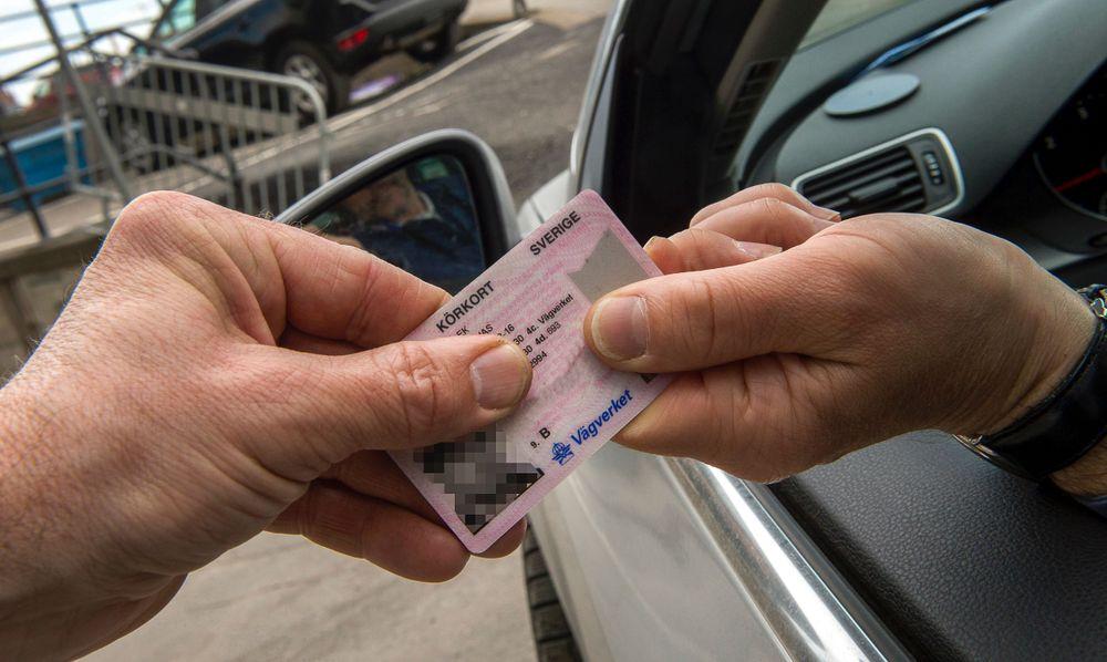  رجل يشتري رخصة قيادة سيارة من مطعم بيتزا