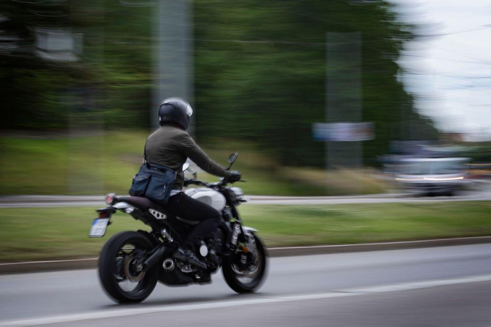 قوانين جديدة تحظر قيادة الدراجات النارية في مناطق المرور العامة 

