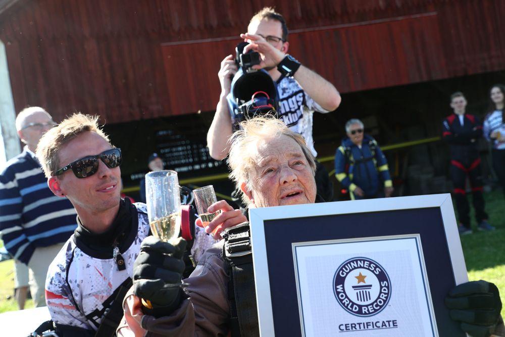 امرأة سويدية عمرها 103 عاماً تسجل رقم قياسي عالمي في القفز المظلي 
