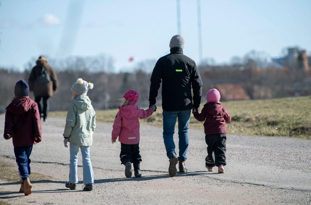 التلفزيون السويدي: "آباء يائسون وأصوات غاضبة في معركة موحدة ضد السوسيال"
