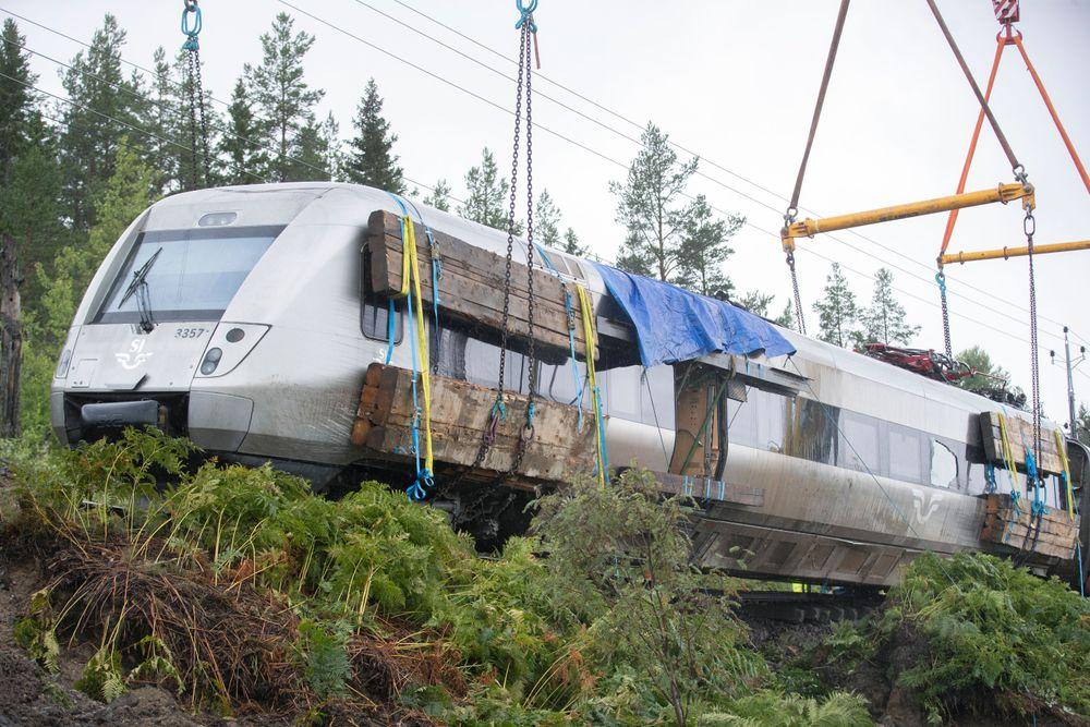 جهود مُكثفة لرفع القطار الذي خرج عن مساره في السويد