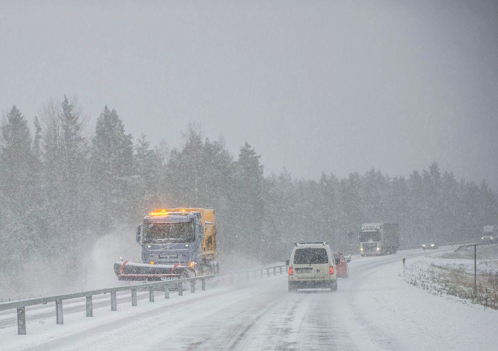 السويد تحذّر من اضطرابات مرورية بعد تساقط الثلوج