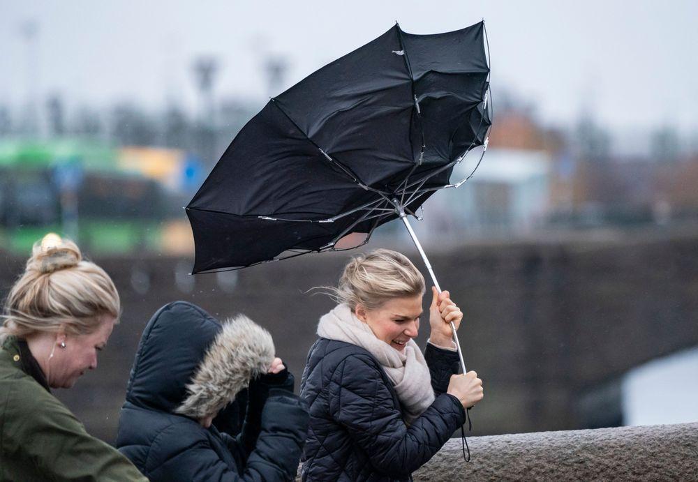 رياح عاصفة في السويد وتحذير للسائقين عبر جسر أوريسند