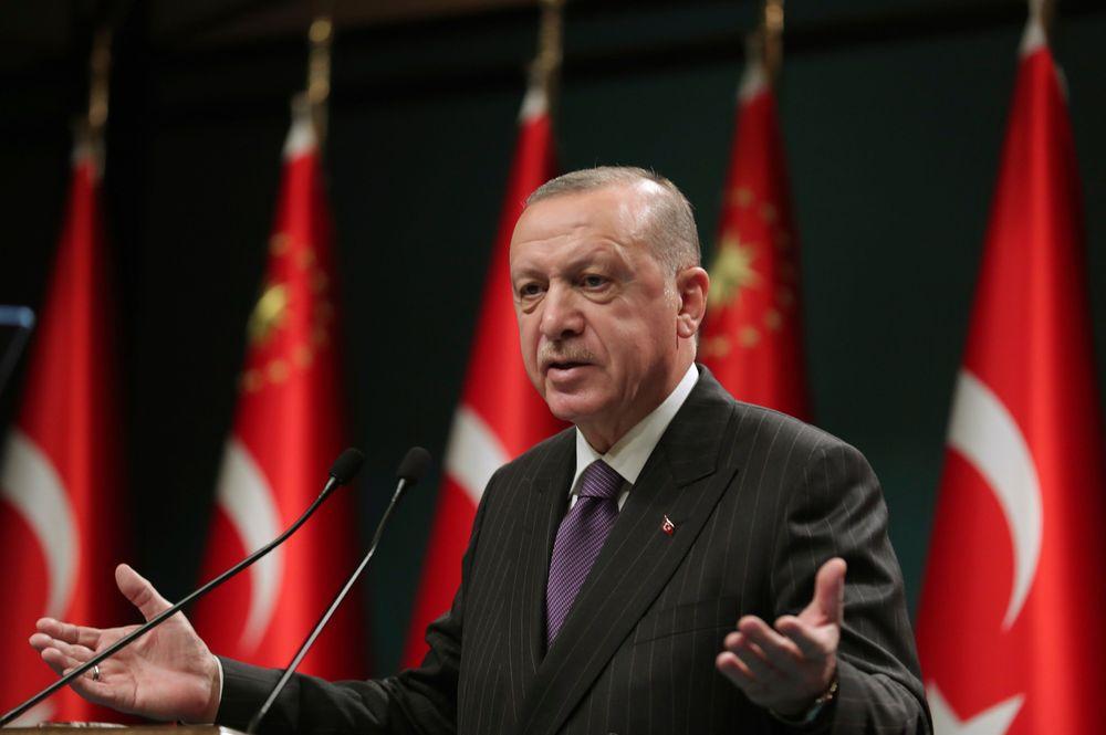 أردوغان يتراجع عن طرد السفراء
