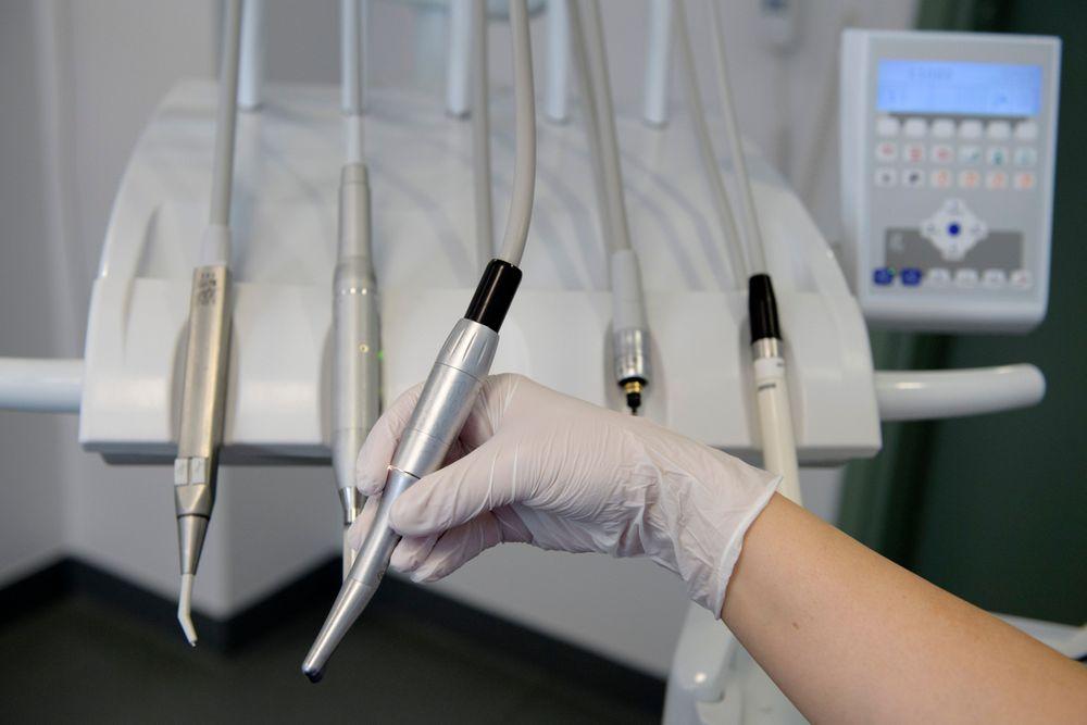 بسبب سوء تنظيف الأدوات.. إصابة رجل بمرض خطير بعد زيارة عيادة أسنان في السويد
