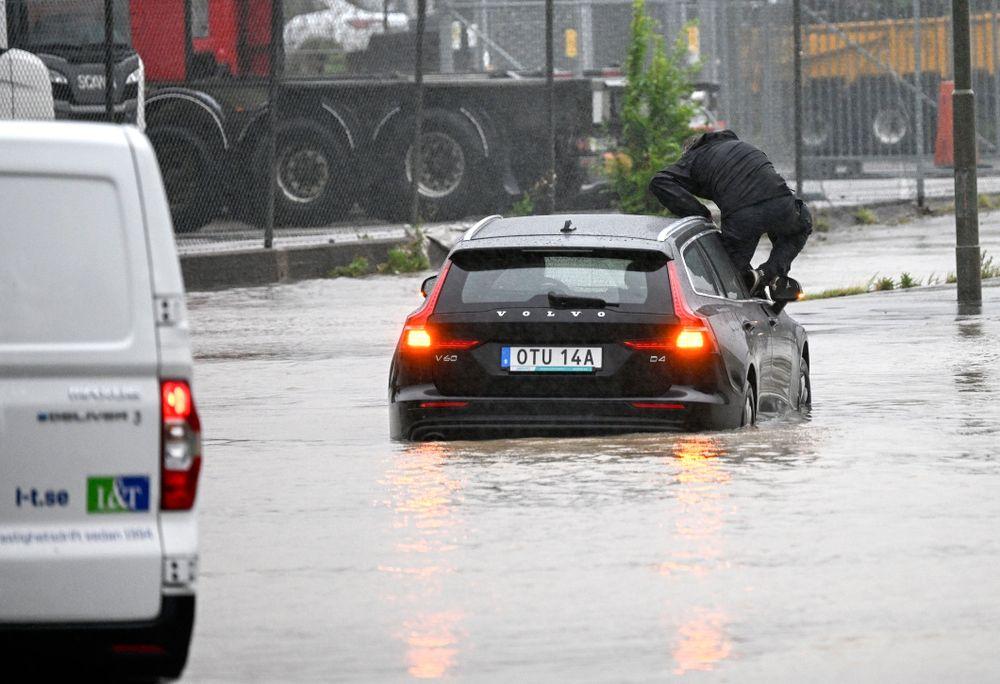 تداعيات عاصفة هانز: السويد تواجه تحديات متعددة وتستعد لمزيد من الأمطار
