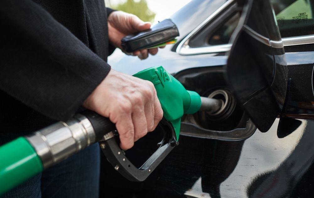 سعر البنزين ينخفض إلى أدنى مستوى منذ ستة أشهر
