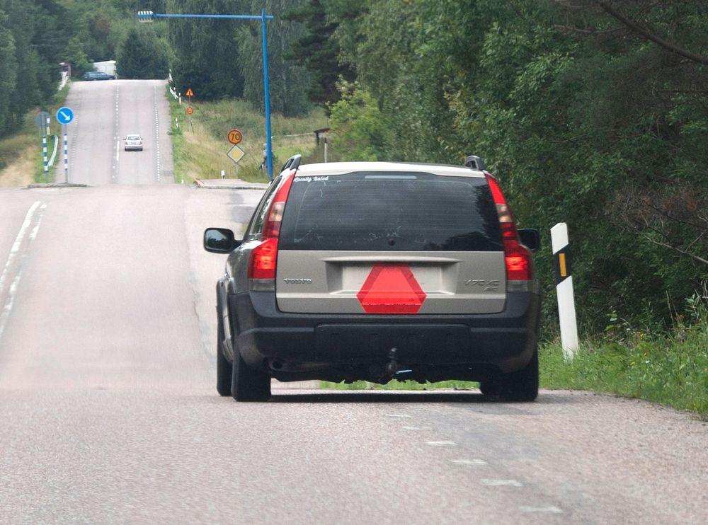 لماذا يقود المراهقون السويديون سيارات صغيرة وبطيئة جداً؟