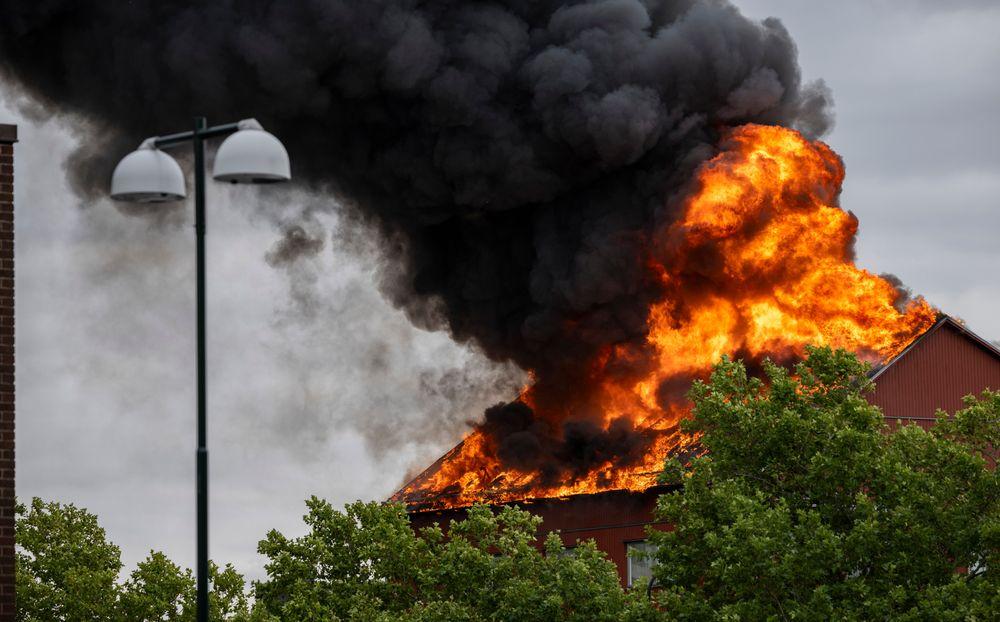 حريق يضرب منشأة نفايات في مدينة سويدية وتحذير للسكان