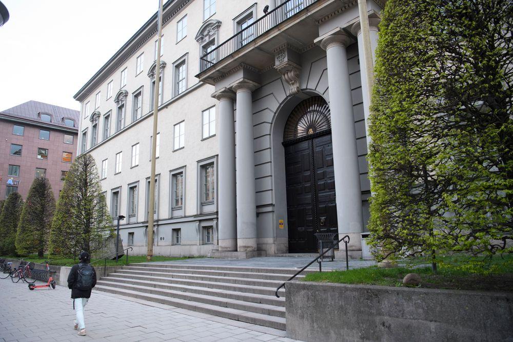 كلية الاقتصاد في ستوكهولم: شروط قبول جديدة لطلاب عام 2025
