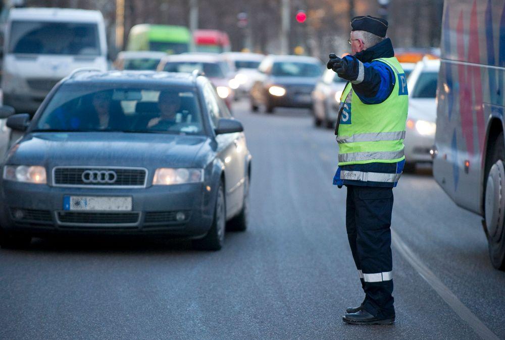 رجل يقود سيارته دون رخصة منذ 40 عاماً في السويد!

