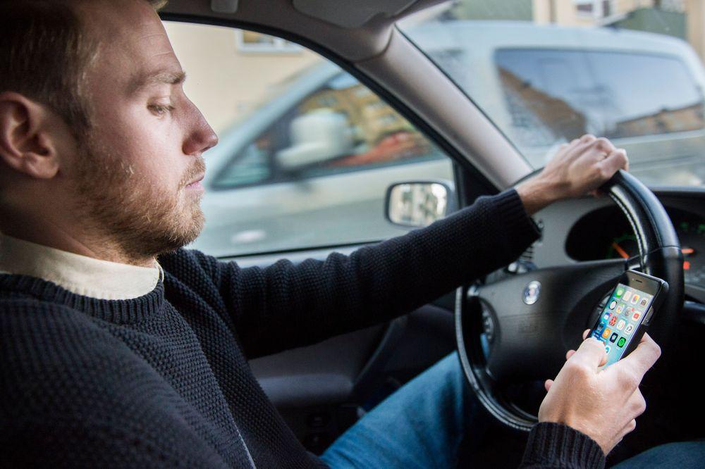 استخدام الهاتف المحمول أثناء القيادة