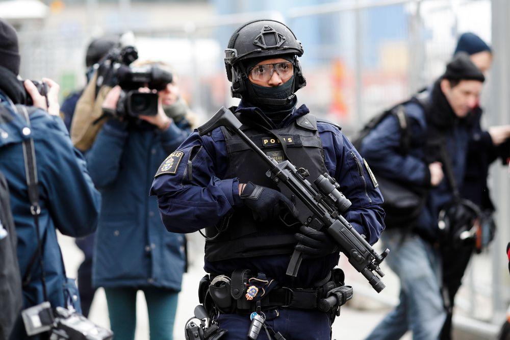 مطالبات سويدية بمنع إهانة ومضايقة عناصر الشرطة