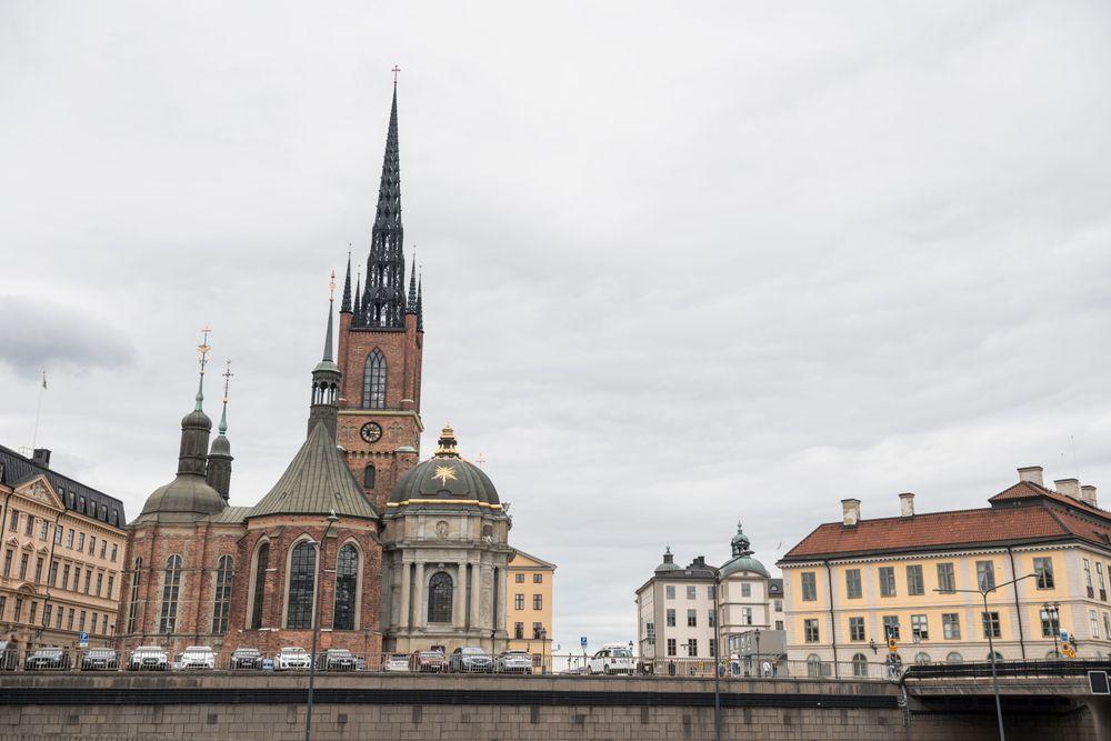 السويد تسعى لإغلاق الكنائس وبولندا تلغي حفلات رأس السنة!
