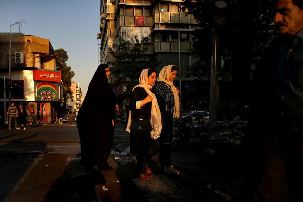 استجابةً لضغط المحتجات: الحكومة الإيرانية تحل "شرطة الأخلاق" وتعيد النظر بفرض الحجاب