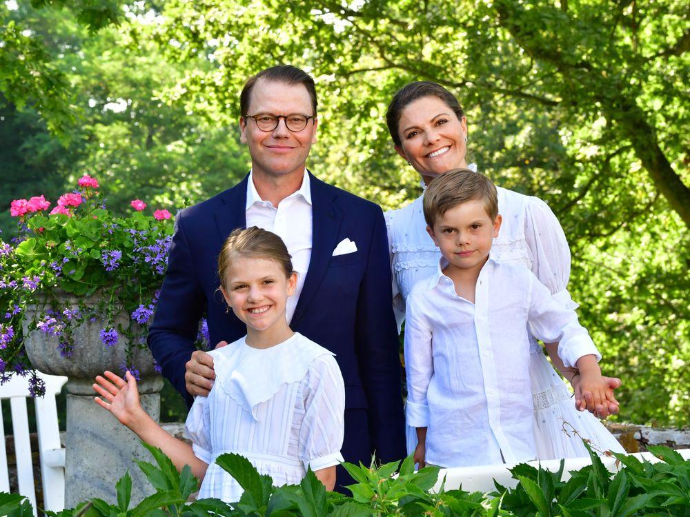 العائلة الملكية السويدية تجتمع للاحتفال بميلاد ولية العهد الأميرة فيكتوريا

