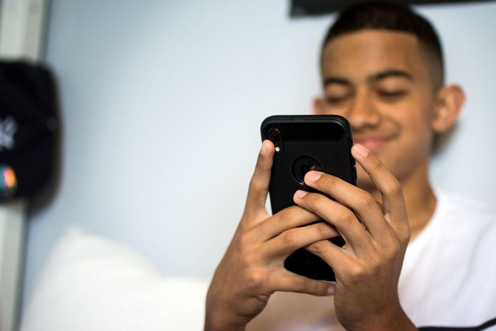 الشباب في السويد قلقون من استخدام هواتفهم المحمولة