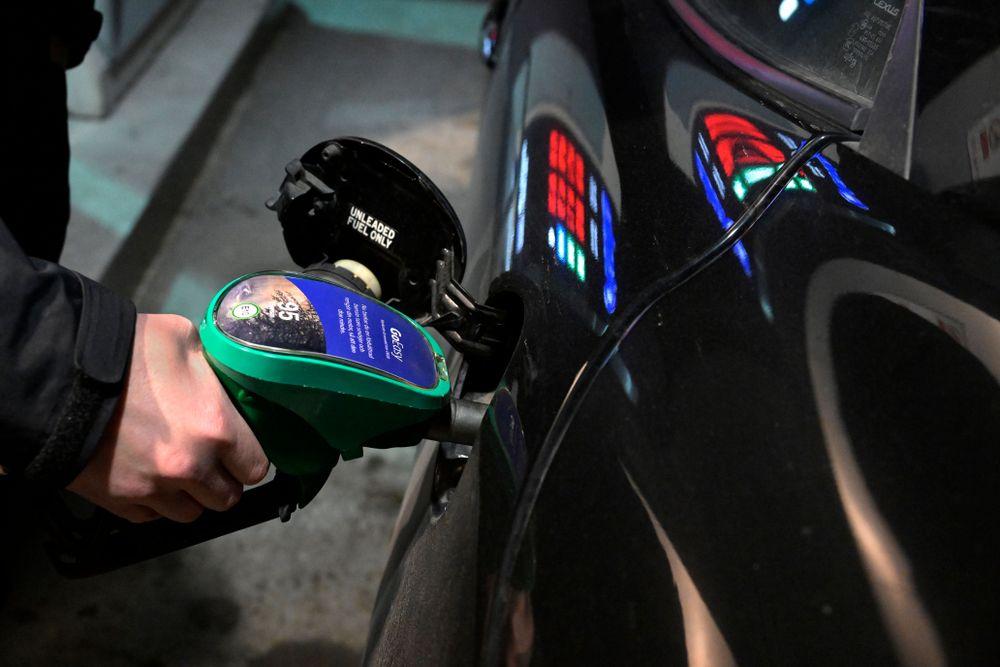 انخفاض في أسعار البنزين والديزل

