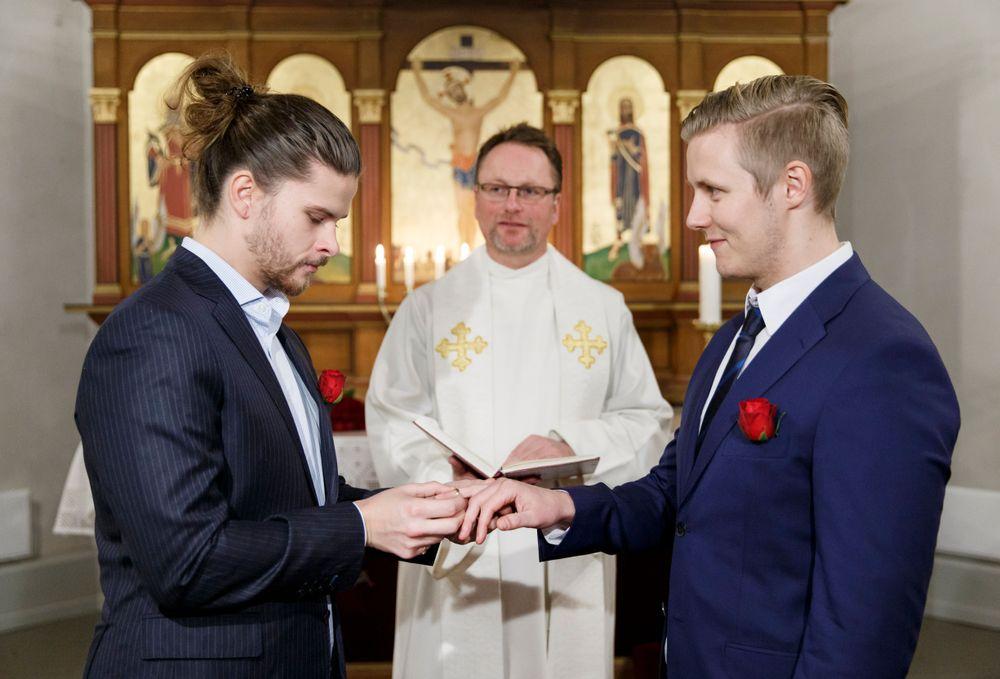 الحق في رفض تزويج المنتمين لمجتمع الميم عين يقسم رجال الدين في السويد