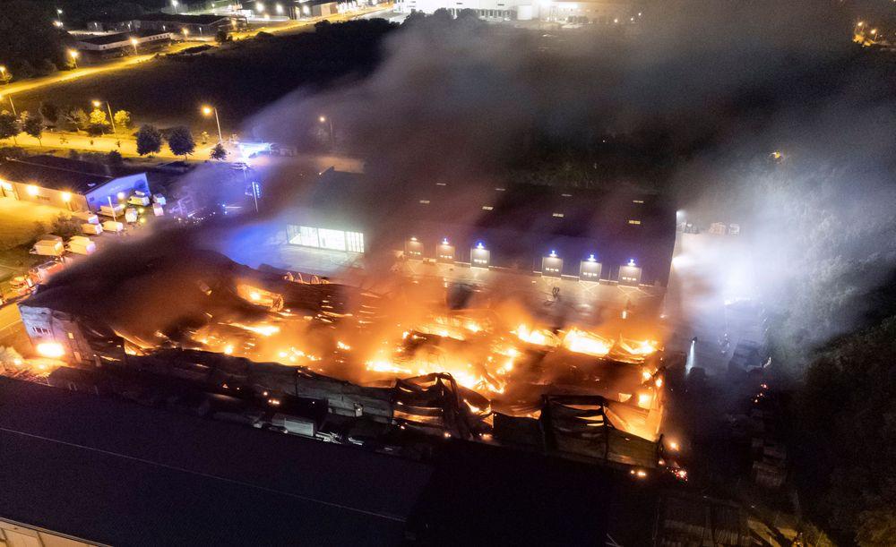 حريق كبير بمبنى صناعي في هلسنبوري
