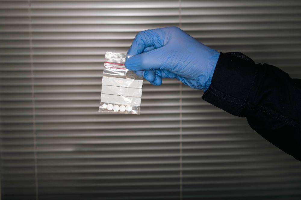 جمارك السويد توقف رجلاً محملاً بأقراص مخدرة داخل علب فيتامينات في أوميو