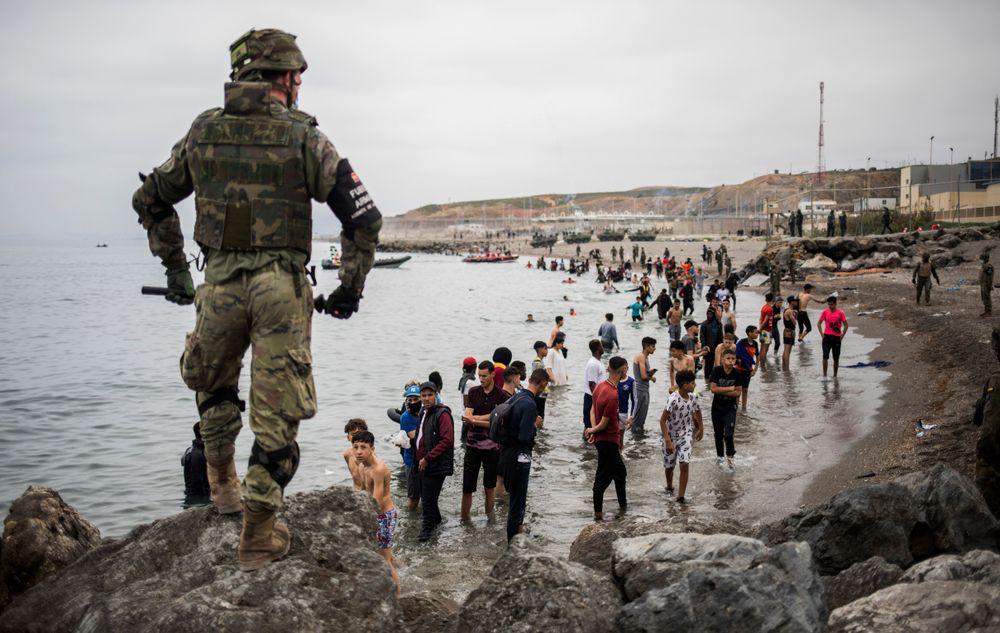  آلاف المهاجرين يصلون سباحة من المغرب إلى إسبانيا