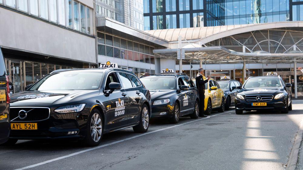 نقص كبير بسائقي سيارات الأجرة في السويد