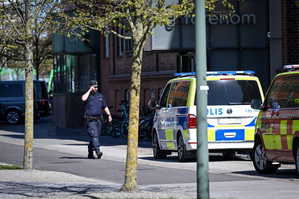 رجل شرطة محتال يسرق المنازل في السويد