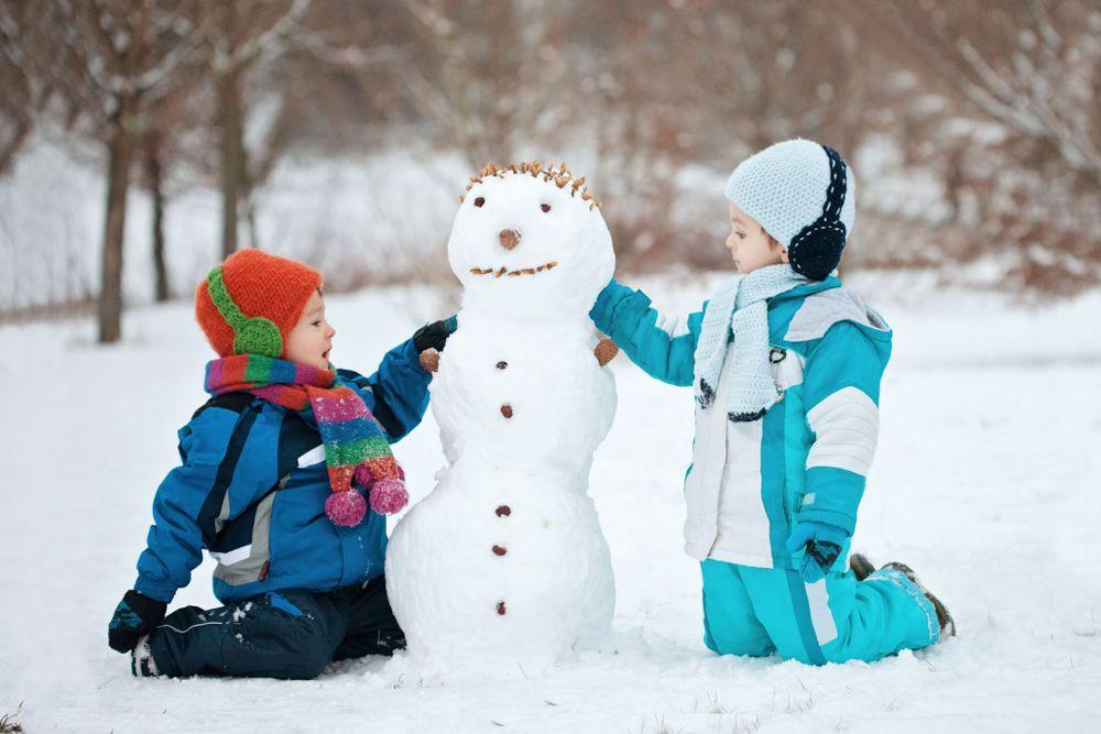 10 حيل لتحمي طفلك من نزلات البرد في فصل الشتاء
