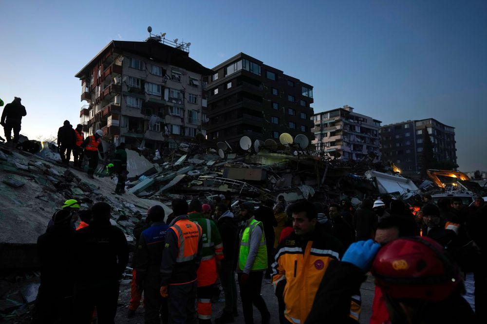 زلزال تركيا وسوريا: حصيلة القتلى تتجاوز 15 ألف شخص وتحذيرات من كارثة جديدة
