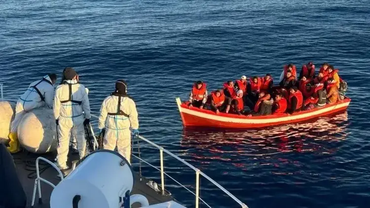 غرق قوارب المهاجرين واللاجئين