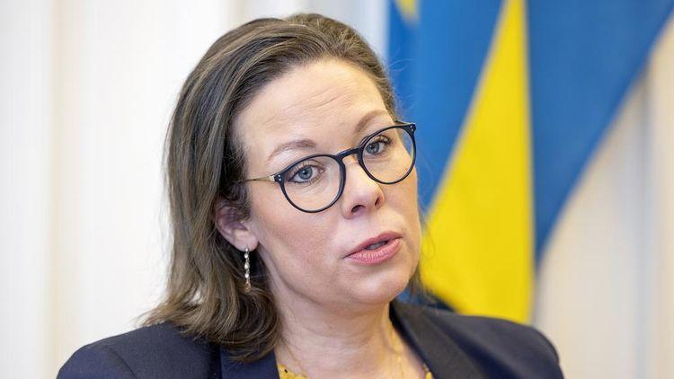 المجرمين الأحداث يصبحون مواطنين سويديين..  ووزيرة الهجرة ترد على سبب تأخر تعديل القانون