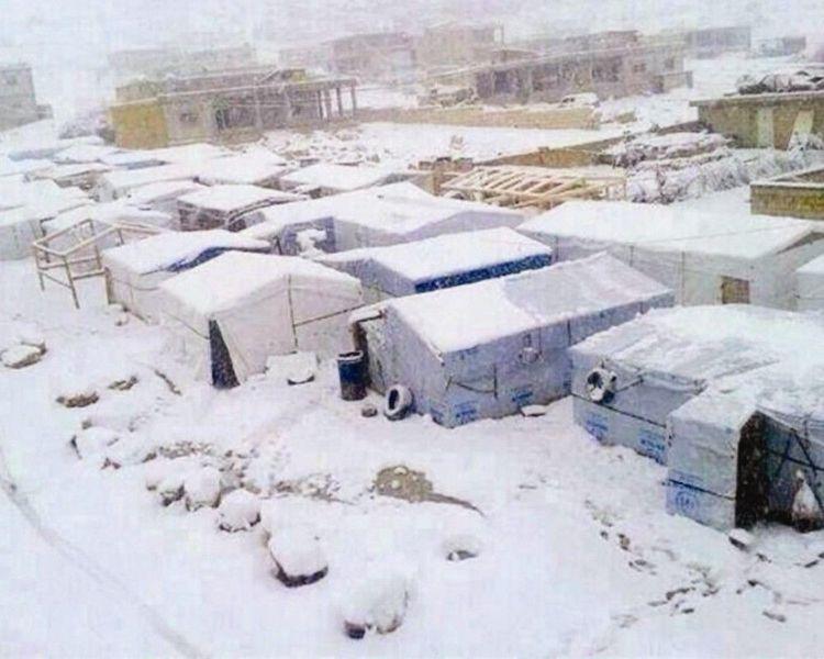 وفاة عشرات الأطفال في مخيمات اللاجئين السوريين جراء موجة البرد