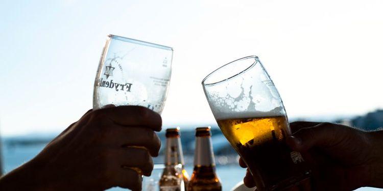 معطيات جديدة لافتة ومفاجئة لشرب الكحول في السويد.. من هي الشريحة العمرية الأكثر شرباً؟

