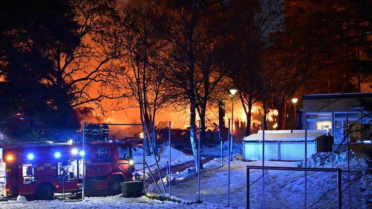 اندلاع حريق ضخم داخل مدرسة في السويد صباح اليوم.. وفرق الإطفاء تسعى جاهدة لإخماده
