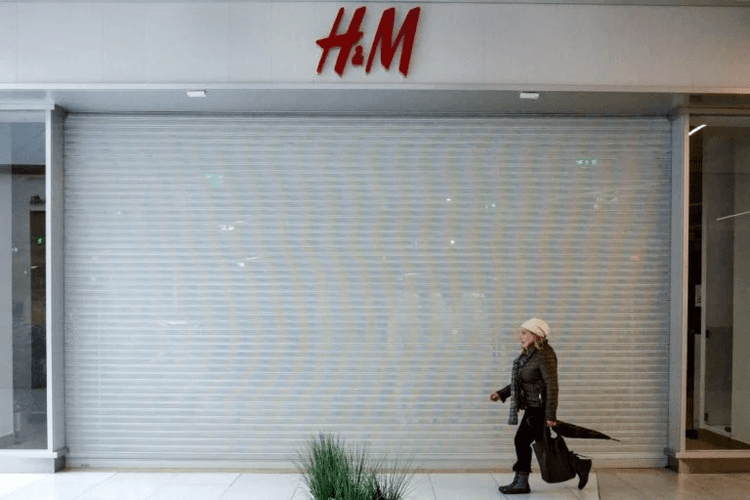 شركة H&M السويدية تشهد تراجعاً هائلاً في الأرباح بعد الخروج من روسيا
