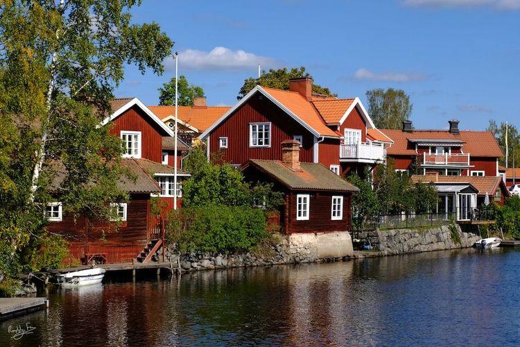 السر وراء اللون الأحمر للمنازل الريفية في السويد