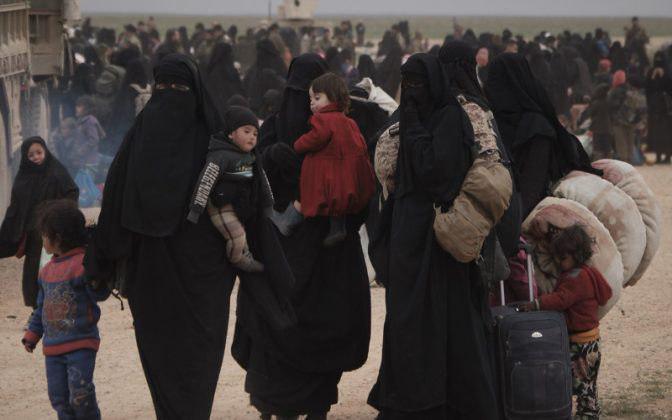 ثلاثة من نساء "داعش" وأطفالهن الستة في الطريق إلى السويد